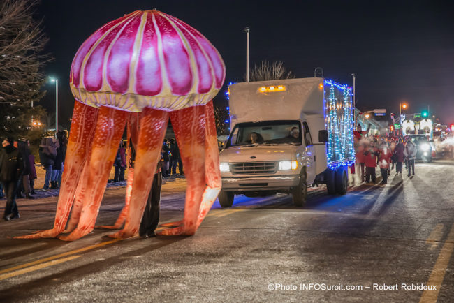 meduse-defile-Noel-Chateauguay-2019-photo-Robert_Robidoux-INFOSuroit