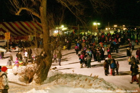 Festi-Glace-Ste-Martine-2014-festivaliers-familles-en-soiree-chapiteau-photo-JH-INFOSuroit