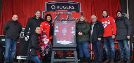 Tournee Hockey_d_ici Rogers a Chateauguay remise de cadeau Ville joueurs MDionne et PBrisebois et plus photo courtoisie Ville