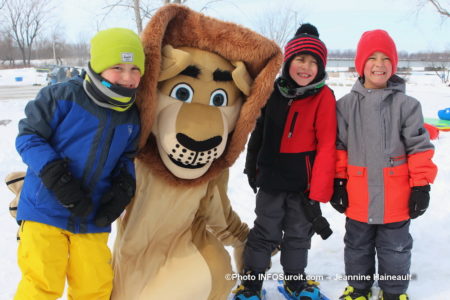 enfants et mascotte carnaval hiver St-Stanislas-de-Kostka 2019 photo JH INFOSuroit