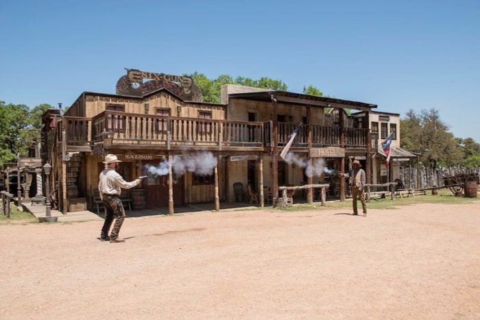 far west cowboys saloon photo courtoisie DEV VS