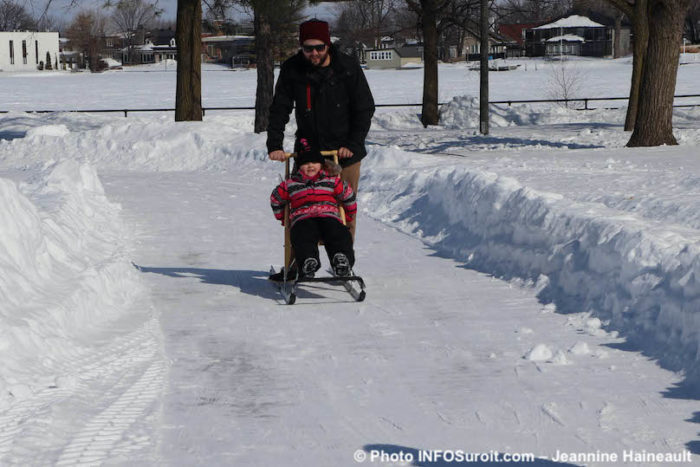 hiver-trottinette-des-neiges-pere-enfant-parc-Delpha-Sauve-photo-JH-INFOSuroit