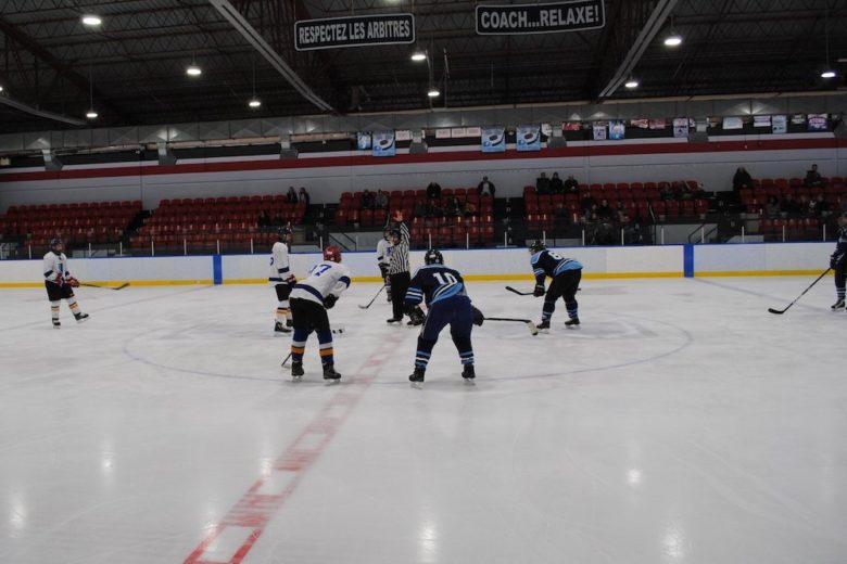 hockey match amical policiers Mercier et eleves ecole Bonnier 21fev20 photo courtoisie