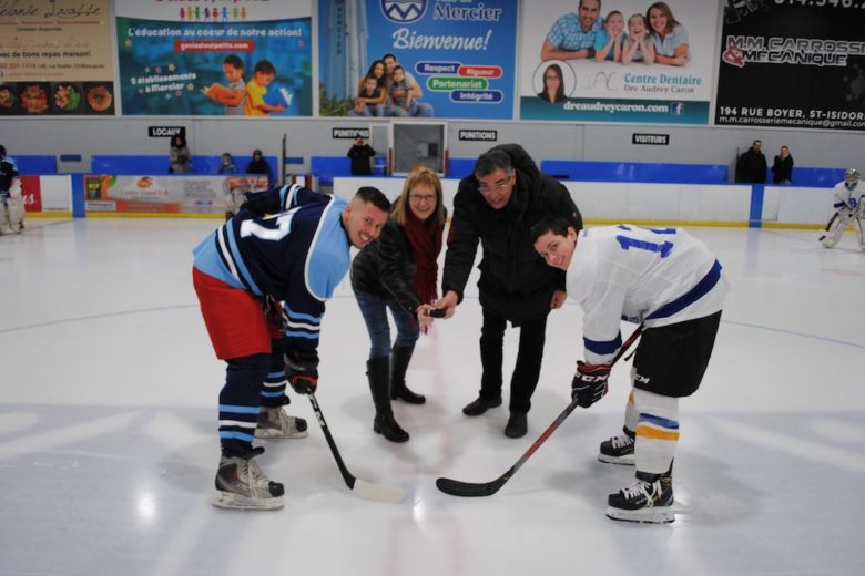 hockey policiers Mercier contre eleves ecole Bonnier 21fev20 mise au jeu protocolaire photo courtoisie