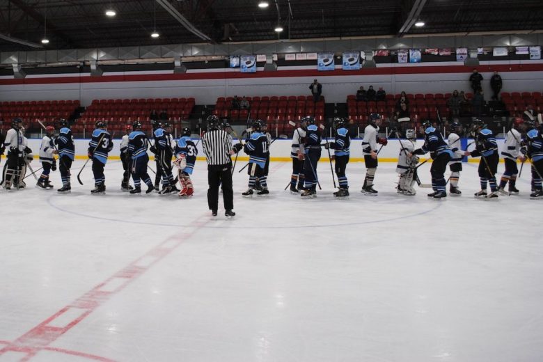 match amical hockey policiers Mercier et Eleves ecole Bonnier felicitations photo courtoisie