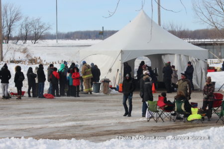 tente breuvages chauds hot-dogs carnaval hiver 2019 St-Stanislas-de-Kostka photo JH INFOSuroit