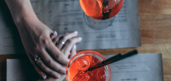 verres-couple-cocktail-restaurant-photo-andy-pluzhnik-pexels