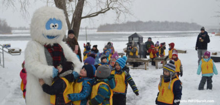 yeti mascotte YetiFest a Valleyfield avec enfants CPE Cadet-Rousselle photo INFOSuroit