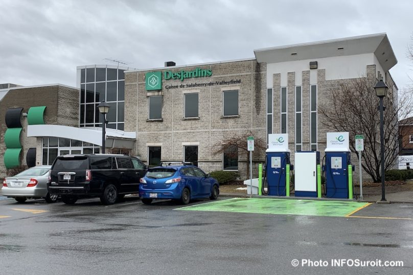 Desjardins Caisse Salaberry-de-Valleyfield et bornes circuit Electrique mars2020 photo INFOSuroit