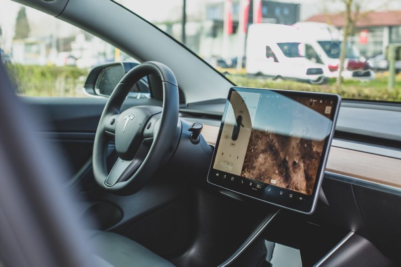 auto electrique Tesla interieur photo Bram_Van_Oost via Unsplash et INFOSuroit