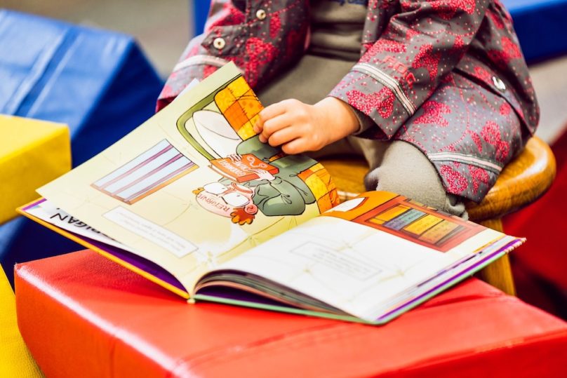 enfant lecture livre heure du conte photo Vlad_Vasnetsov via Pixabay et INFOSuroit