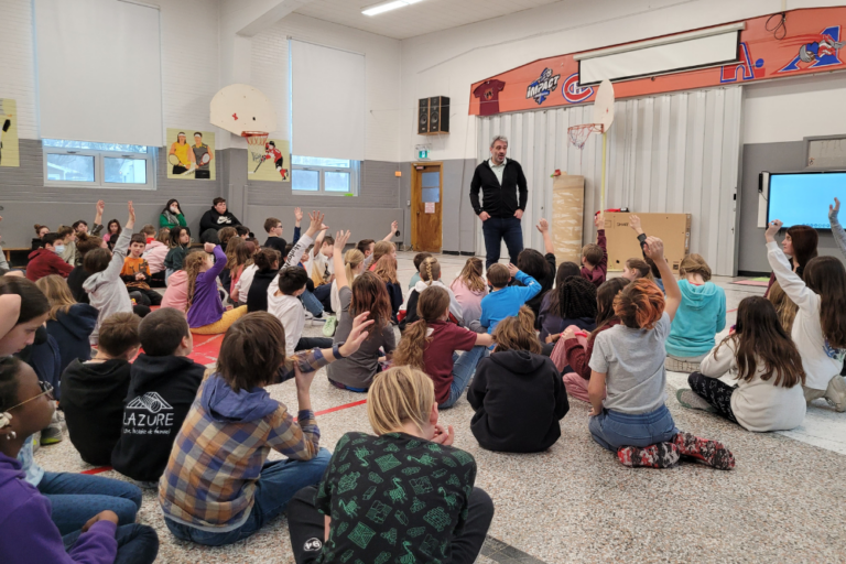 Joël Bouchard de passage à l’école JésusMarie de Beauharnois